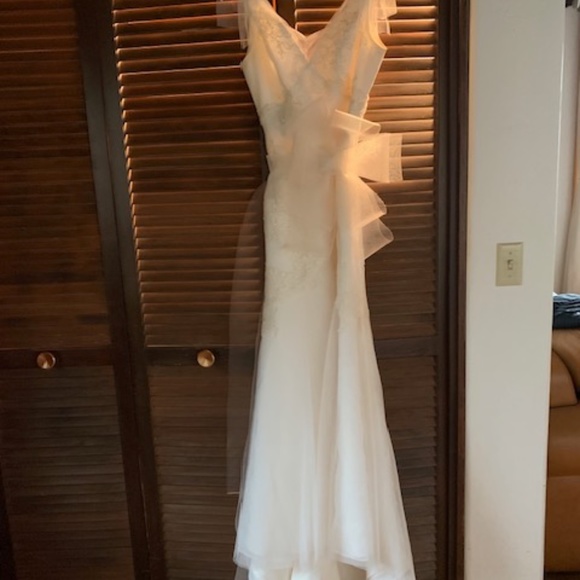 Vera Wang Wedding dress - Picture 2 of 16
